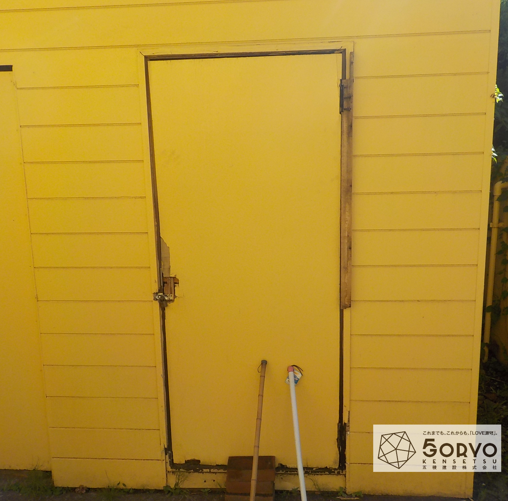 千葉市稲毛区Ｎハイツ風災被害による倉庫ドアの交換リフォーム工事：施工前